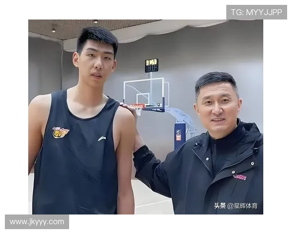 杜锋指导赛后为徐昕送上18岁生日惊喜亲自祝福其首发登场